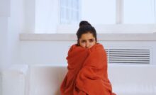 ragazza coperta freddo